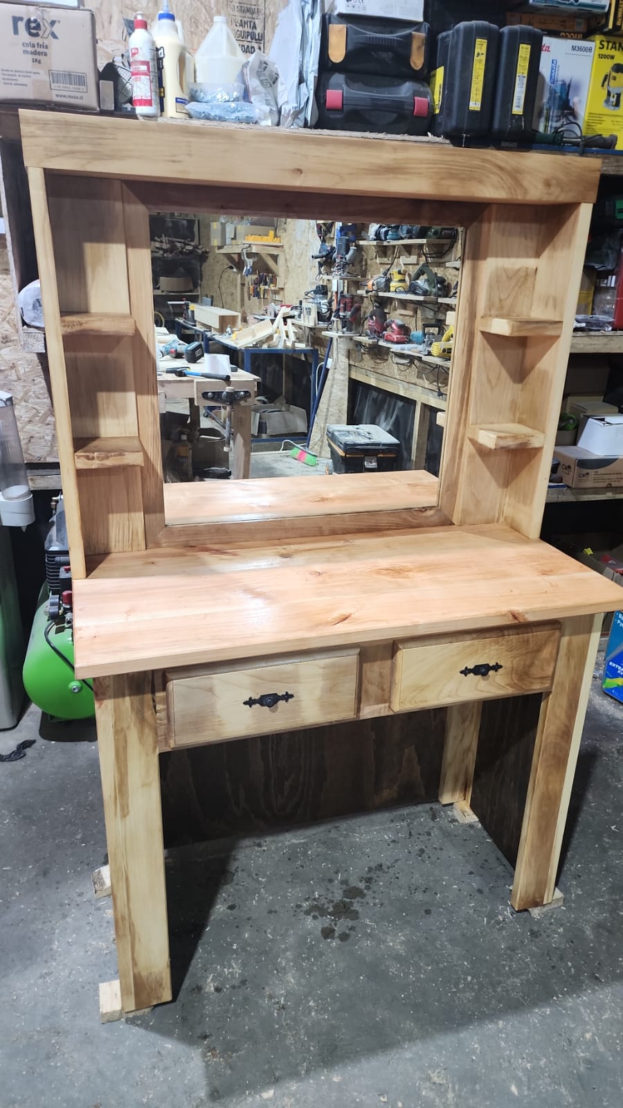 Tocador con espejo en madera rústica